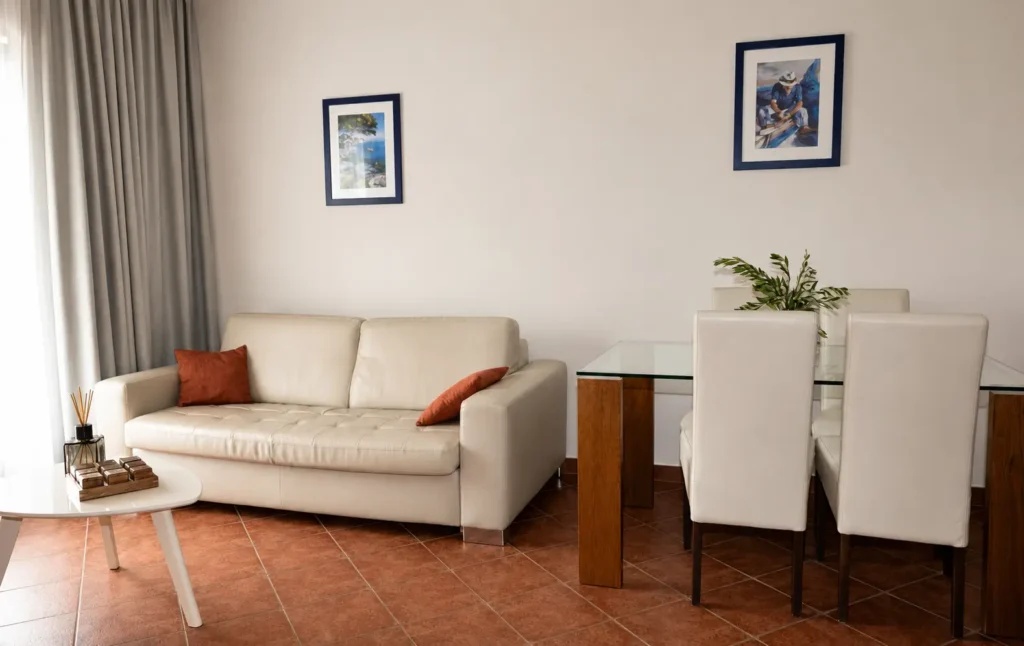 Moderan apartman sa pogledom na bazen sa trpezarijskim stolom i potpuno opremljenom kuhinjom.