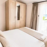 apartman sa terasom i pogledom na more