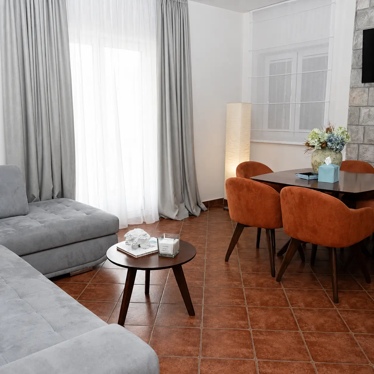 apartman sa terasom i pogledom na more