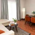 apartman sa terasom i pogledom na more