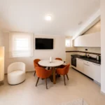 apartman sa terasom i pogledom na more