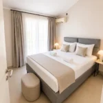 apartman sa terasom i pogledom na more