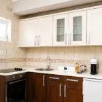 apartman sa terasom i pogledom na more