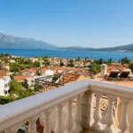 apartman sa terasom i pogledom na more
