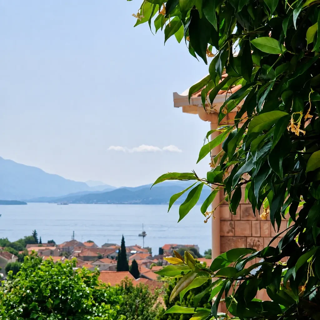 apartman sa terasom i pogledom na more