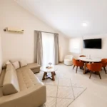 apartman sa terasom i pogledom na more