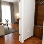 apartman sa terasom i pogledom na more
