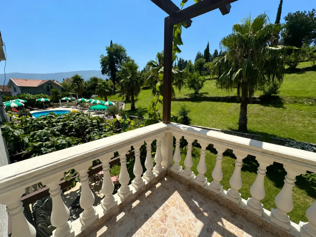 apartman sa pogledom na bazen