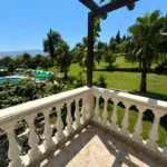 Moderan apartman sa pogledom na bazen i zelenilo, sa balkonom koji pruža prelijep pogled na bazen i dvorište.