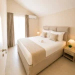 Moderan apartman sa pogledom na bazen sa udobnom spavaćom sobom