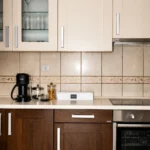 Moderan apartman sa pogledom na bazen –sa detaljem iz kuhinje