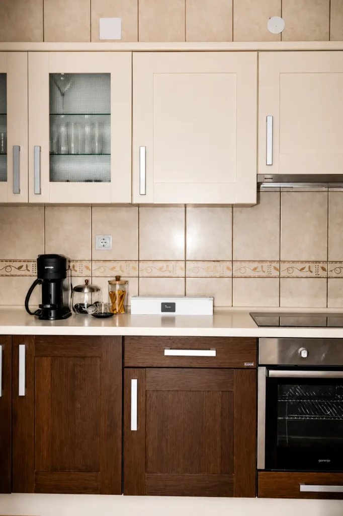 Moderan apartman sa pogledom na bazen –sa detaljem iz kuhinje