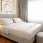 Moderan apartman sa pogledom na bazen sa elegantnom spavaćom sobom