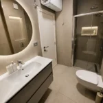 Moderan apartman sa pogledom na bazen sa kupatilom sa walk-in tušem