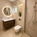 Moderan apartman sa pogledom na bazen sa elegantnim kupatilom