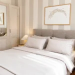 Moderan apartman sa pogledom na bazen sa elegantnom spavaćom sobom, bračnim krevetom i modernim enterijerom.