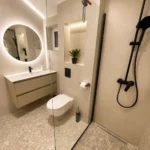 Moderan apartman sa pogledom na bazen sa modernim kupatilom