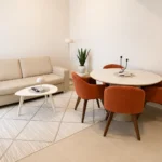 Moderan apartman sa pogledom na bazen sa elegantnom trpezarijom, udobnim dnevnim boravkom i savremenim enterijerom.