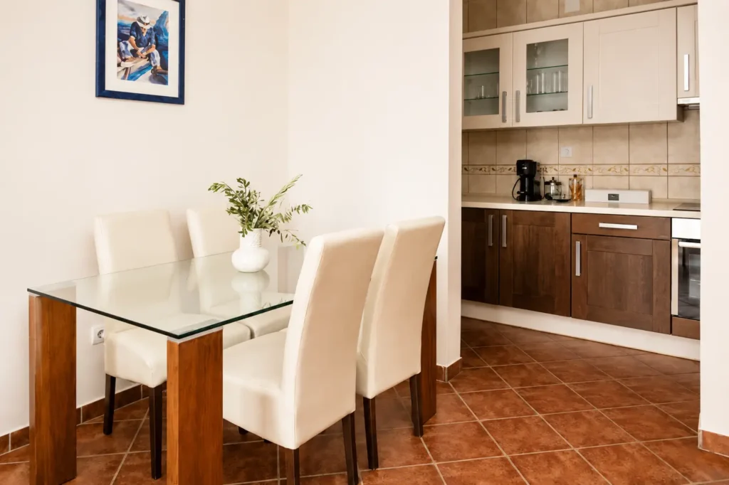 Moderan apartman sa pogledom na bazen sa trpezarijskim stolom i potpuno opremljenom kuhinjom.